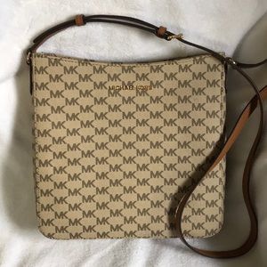 🌸🌸Brand New Michael Kors Crossbody